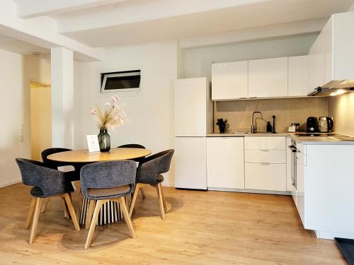 مطبخ, Gemütliche Ferienwohnung Windjammer mit Parkplatz - Nur 50 Meter zum Ostsee Sandstrand (Charmante Ferienwohnung mit Terrasse - nur 50m zum Strand mit eigenem Parkplatz und Fahrradunterstel) in Sierksdorf