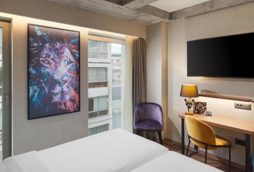 room detail thumbnail 1