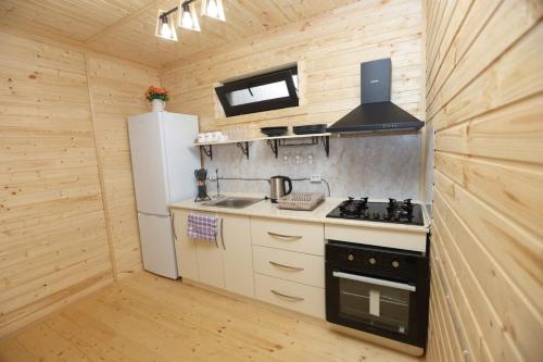 Konyha, Cottage in Forest Wave - კოტეჯი ტყის ტალღებში in Grigoleti