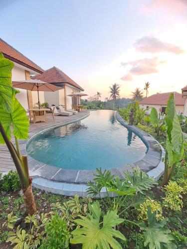 The Green Sidemen in Klungkung