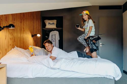 1 queen bed, 3 twin beds