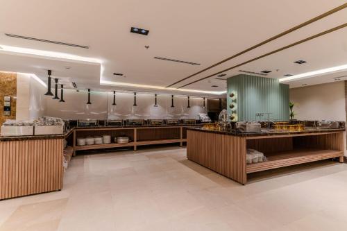 ห้องอาหาร, فندق هيل Hill Hotel in บานี อับดุล อาชาล