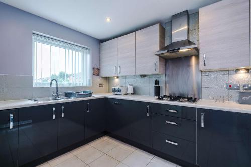 Newly Refurbished 4Bedroom Townhouse by the Etihad, Manchester (photo 3)