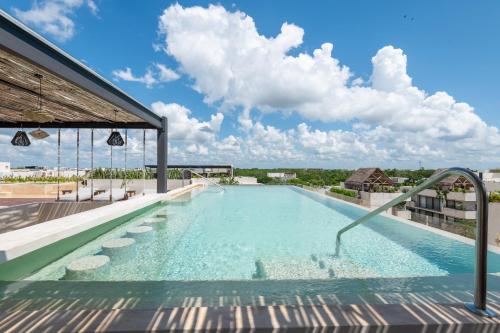 Modern Retreat with Private Garden and Jacuzzi, Tulum
