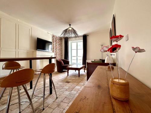 Koplietošanas atpūtas telpa ar TV, Appartement duplex centre-ville entièrement rénové (Appartement duplex centre-ville entierement renove) in Mortagne-au-Perche