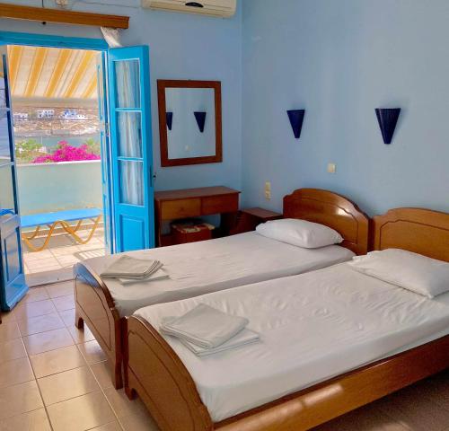 2 twin beds, 1 sofa bed
