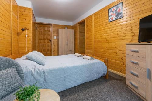 1 queen bed, 1 twin bed