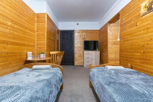 3 twin beds