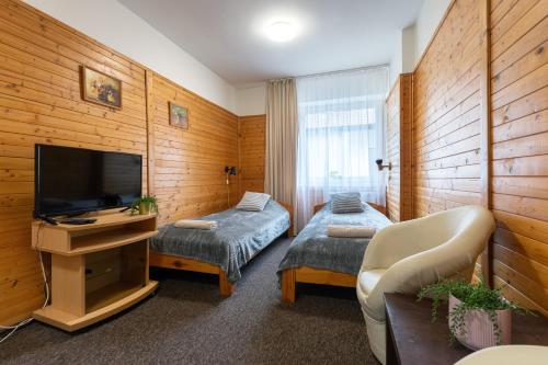 1 queen bed, 2 twin beds