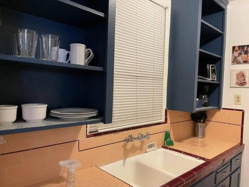 Cozy Urban Cottage - image 2