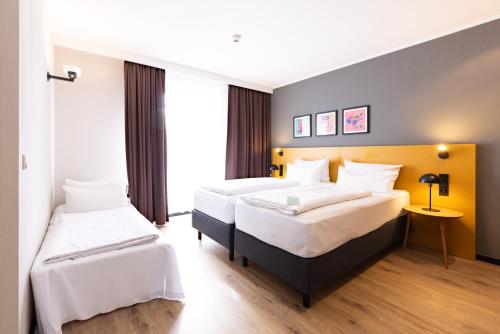 1 queen bed, 1 sofa bed
