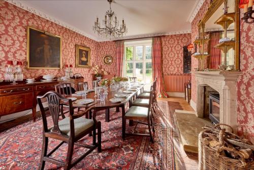 Helmdon House - pool & tennis court, 7 bedrooms in Helmdon