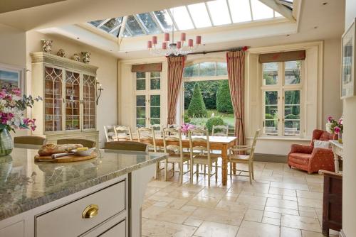 Helmdon House - pool & tennis court, 7 bedrooms in Helmdon