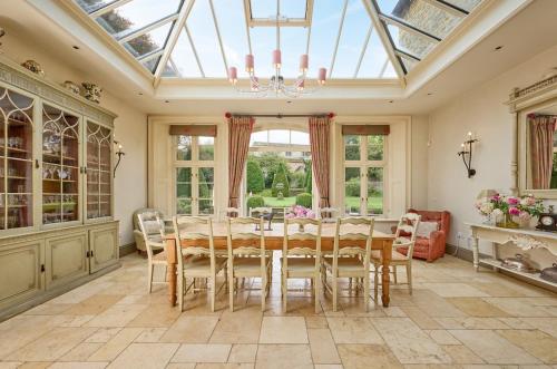 Helmdon House - pool & tennis court, 7 bedrooms in Helmdon