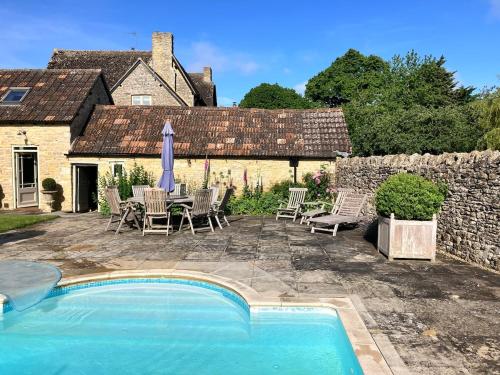 Helmdon House - pool & tennis court, 7 bedrooms in Helmdon