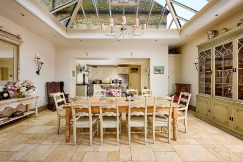 Helmdon House - pool & tennis court, 7 bedrooms in Helmdon