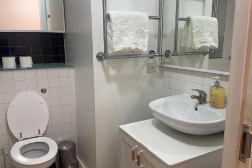 London 1 Bed Apartment close to Barking Station - main image