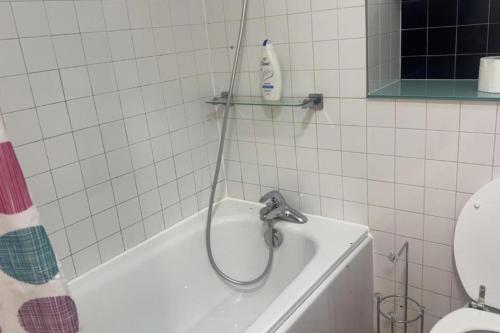 London 1 Bed Apartment close to Barking Station - image 9