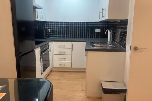London 1 Bed Apartment close to Barking Station - image 2