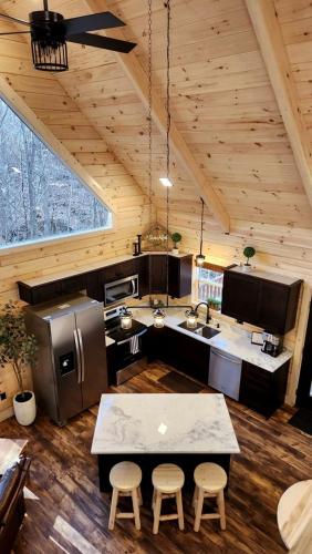 Secluded Wooden Cabin with Fire Pit, Barbecue and Hot-tub in Campbellsville, Kentucky in Campbellsville