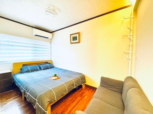 晶 距离车站步行5分钟 关西机场难波心斋桥直达 5 bedroom最多可住13人 超大客厅大电视有Netflix