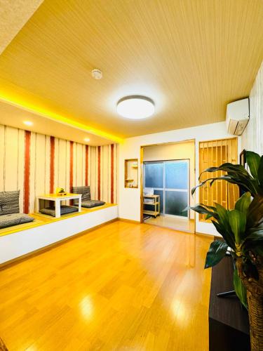 晶 距离车站步行5分钟 关西机场难波心斋桥直达 5 bedroom最多可住13人 超大客厅大电视有Netflix