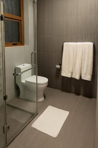 cozy Apartment at Fenessi, Westlands Nairobi in لوريشو