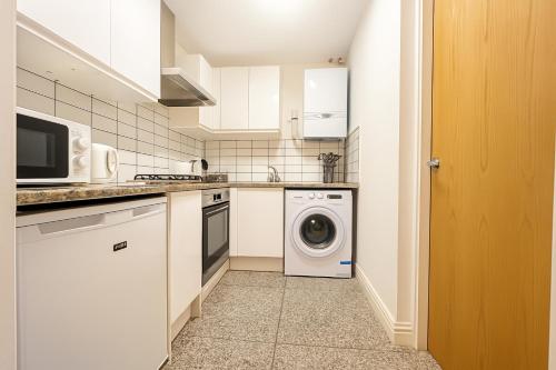 Modern Studio on Wardour Street in the Heart of Soho 1st Floor No Lift 2WD - image 10