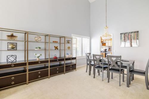 Spacious 4-bedroom family house-20 mins to Disney Land in Rowland Heights