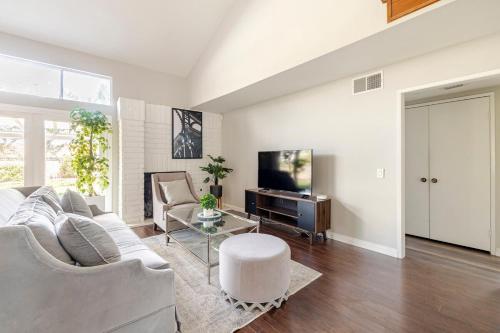 Spacious 4-bedroom family house-20 mins to Disney Land in Rowland Heights