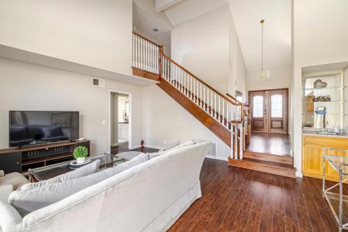 Spacious 4-bedroom family house-20 mins to Disney Land in Rowland Heights