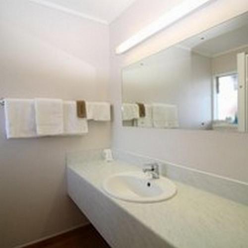 Aztec Motel Stop at Aztec Motel to discover the wonders of Palmerston North. The property features a wide range of facilities to make your stay a pleasant experience. Express check-in/check-out, luggage storage, 