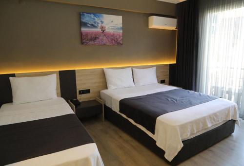 1 queen bed, 1 twin bed