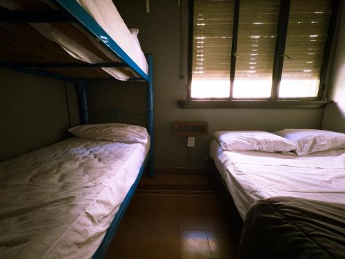 1 double bed, 1 bunk bed