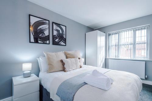 Spacious 3-BR Escape in Coseley with Free Parking gîte à louer Coseley