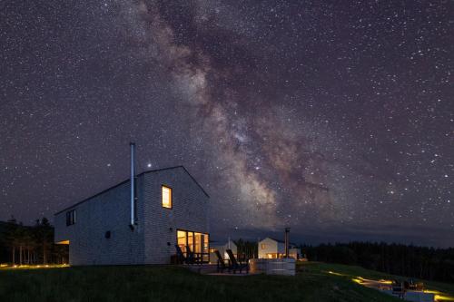 . Cedar - Luxury Oceanview Cottage with Hot Tub & Private Beach Access near Cabot Trail