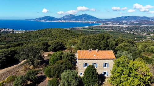 酒店外观, Maison de maître en pierre de 1831 avec vue sur la mer à Porticcio (Maison de maitre en pierre de 1831 avec vue sur la mer a Porticcio) in 格罗塞托布吕尼亚