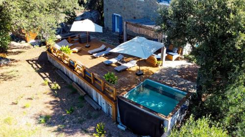 泳池, Maison de maître en pierre de 1831 avec vue sur la mer à Porticcio (Maison de maitre en pierre de 1831 avec vue sur la mer a Porticcio) in 格罗塞托布吕尼亚