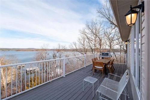 Lakeside Retreat - Large Deck & Game Room with Views in Prairie Creek (AR)