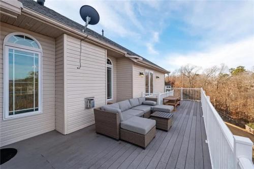 Lakeside Retreat - Large Deck & Game Room with Views in Prairie Creek (AR)