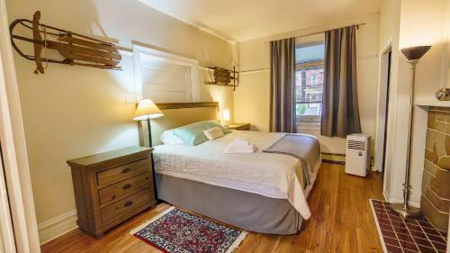 Mathilda Street Trio - The Lodge with King Bed in Pittsburgh, USA