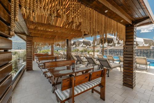 Sun Village Aparthotel in Denovici