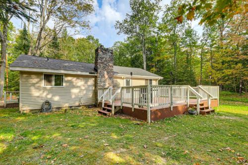 4 Mi to Lake Secluded Northwoods Getaway