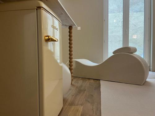 Love Room Valence Amour & Bulles avec Jacuzzi - Lit et miroir XXL - Sofa Tantra - Drôme Ardèche (Suite Romantique - Love Room Valence Amour et Bulles - Jacuzzi - Lit king size avec miroir XXL - Sof) in Bourg-les-Valence