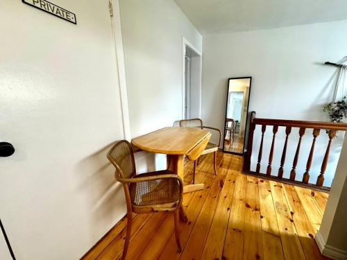 NookSide Nest Upstairs 2bedroom Suite King, Queen Kitchenette, Parking in คาร์ลตัน เพลซ (ออนตาริโอ)