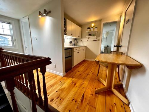 NookSide Nest Upstairs 2bedroom Suite King, Queen Kitchenette, Parking in คาร์ลตัน เพลซ (ออนตาริโอ)