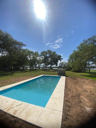 Casa quinta con piscina sobre el rio