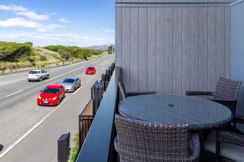 شرفة/ تراس, Seaside 2 Bed 2 Bath Haven Short Walk to the Beach in نيو برايتون