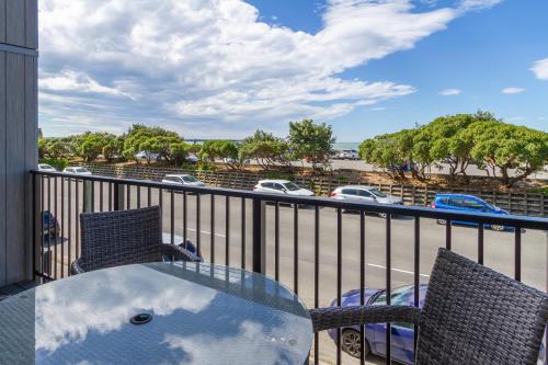 شرفة/ تراس, Seaside 2 Bed 2 Bath Haven Short Walk to the Beach in نيو برايتون