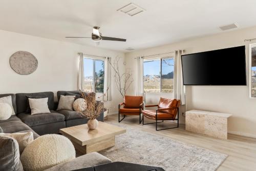 Sapphire Haven! Pool + Jacuzzi + Movie Theatre + 10 Min to Monument! in Joshua Tree, USA